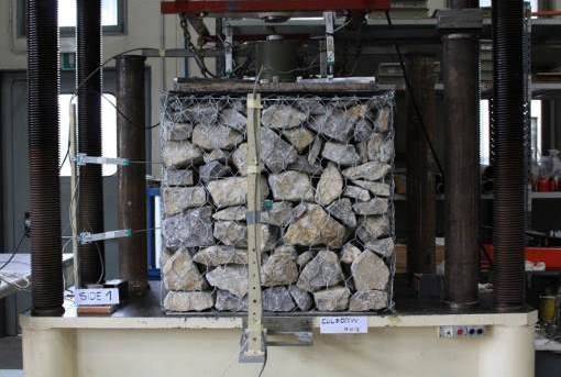 Prova di carico su gabbione metallico