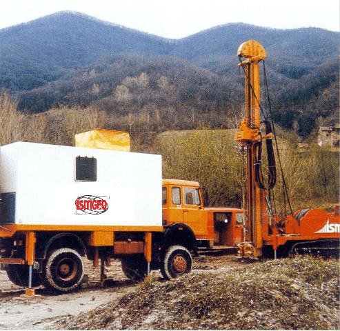 Schema di un sondaggio con autocarro e strumento di prova calato nel foro